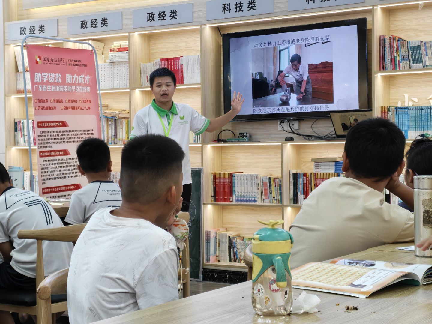 图为队员给学生讲授爱国主义特色课程 莫量阳 供图