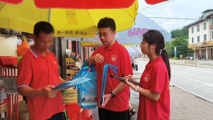 图3：宣讲团开展街头资助宣讲