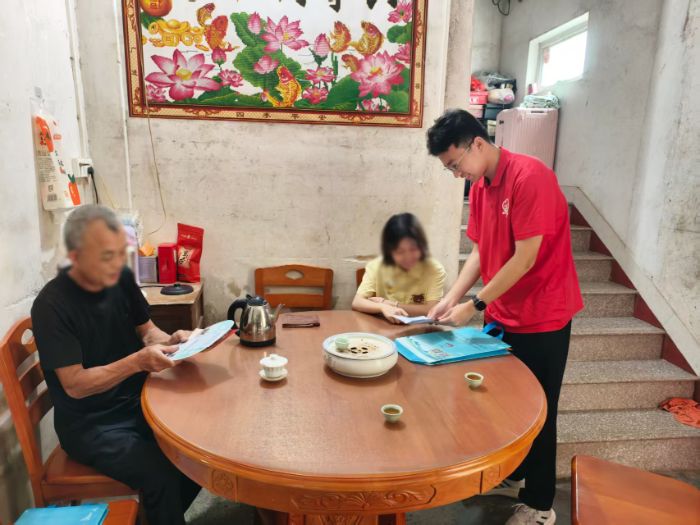 图4：宣讲团成员入户走访困难家庭进行政策宣讲