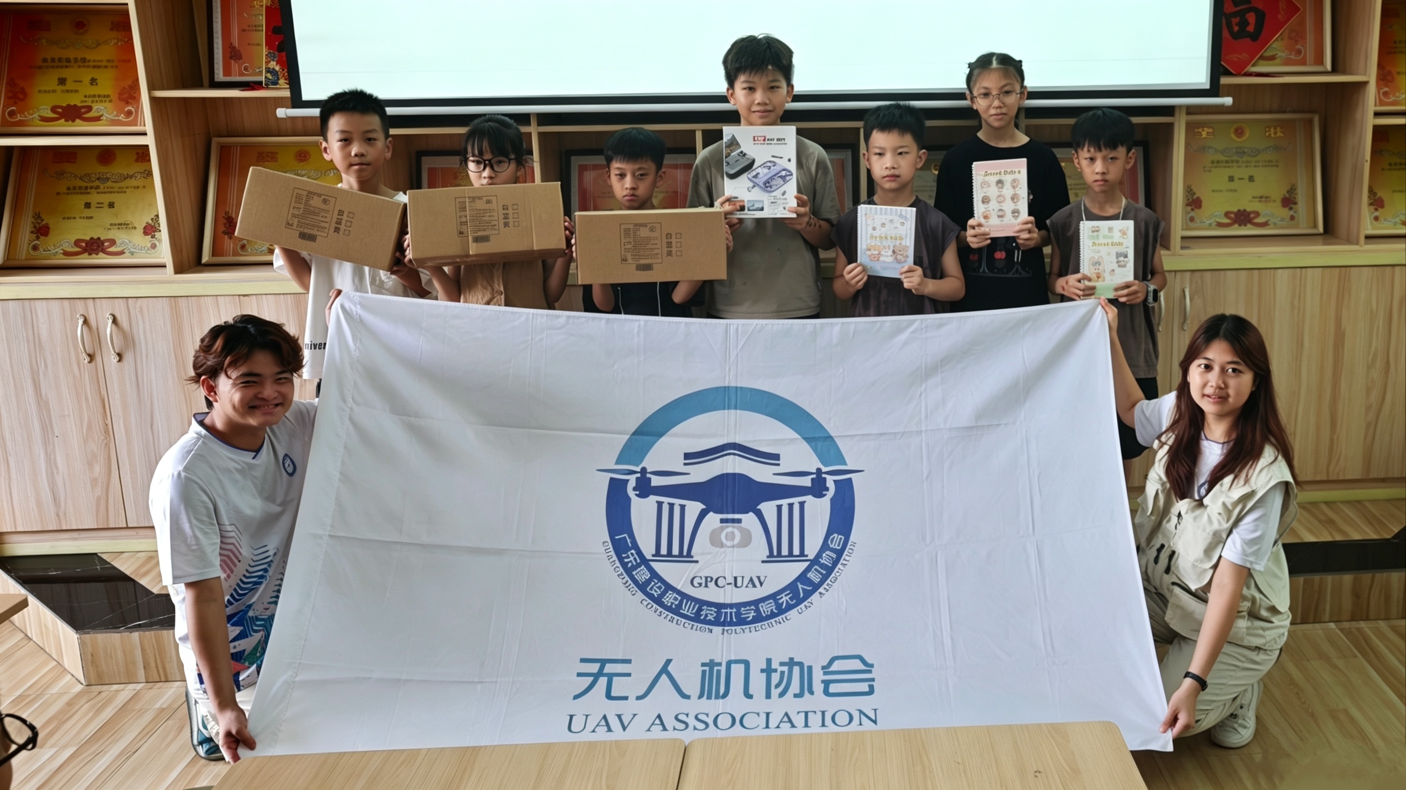 图2 团队在金英实验学校与获奖孩子们的合照.jpg