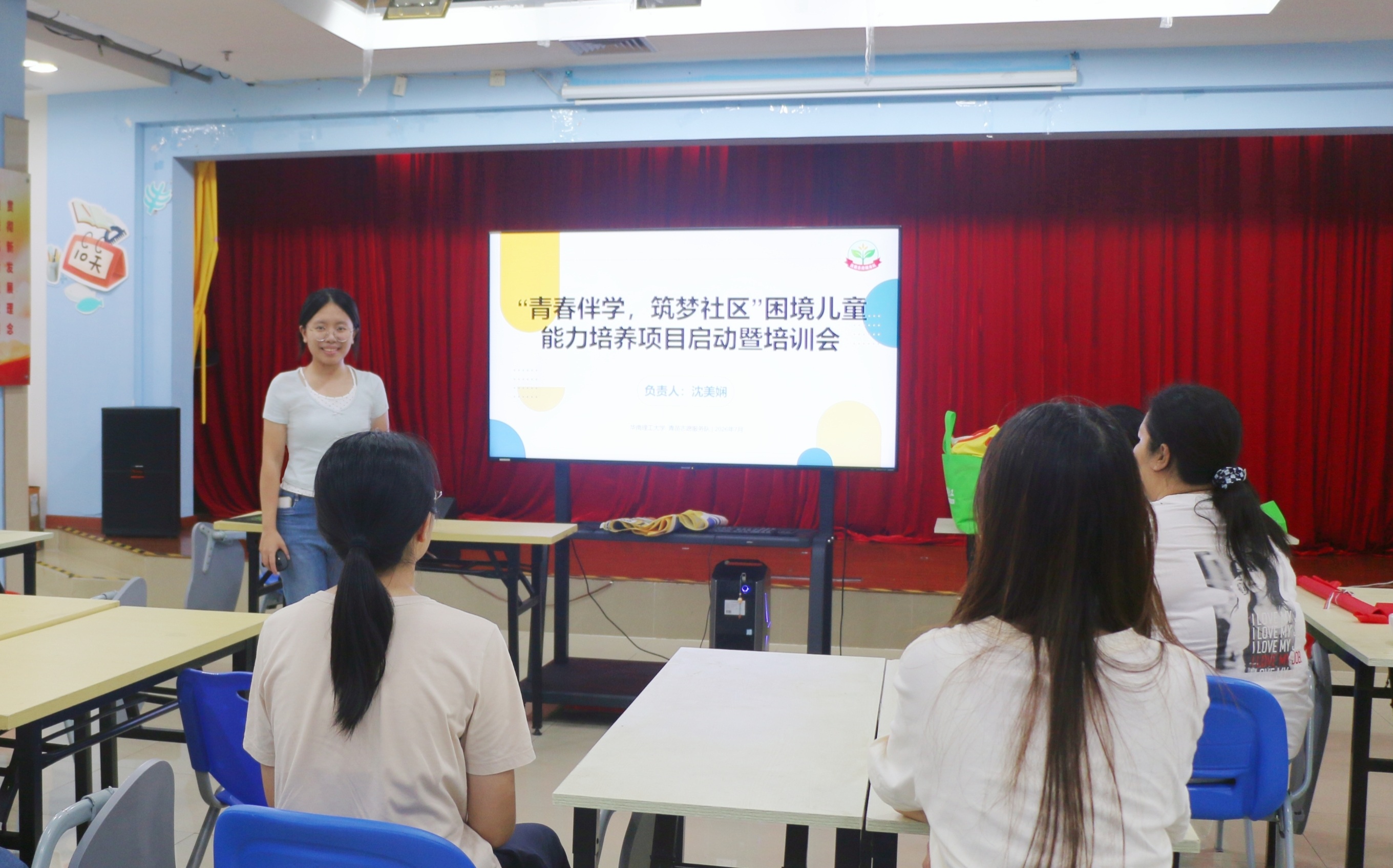 图为队长沈美娴向青苗志愿服务队召开特殊儿童沟通讲座