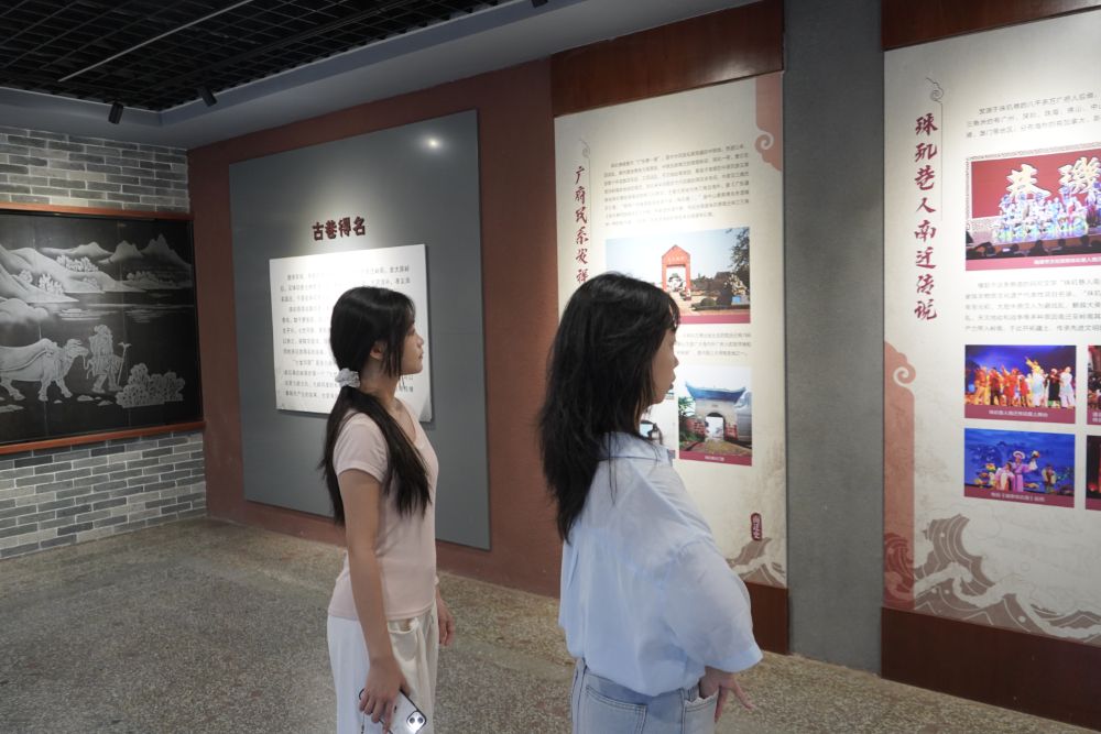 参观珠玑古巷非遗展馆