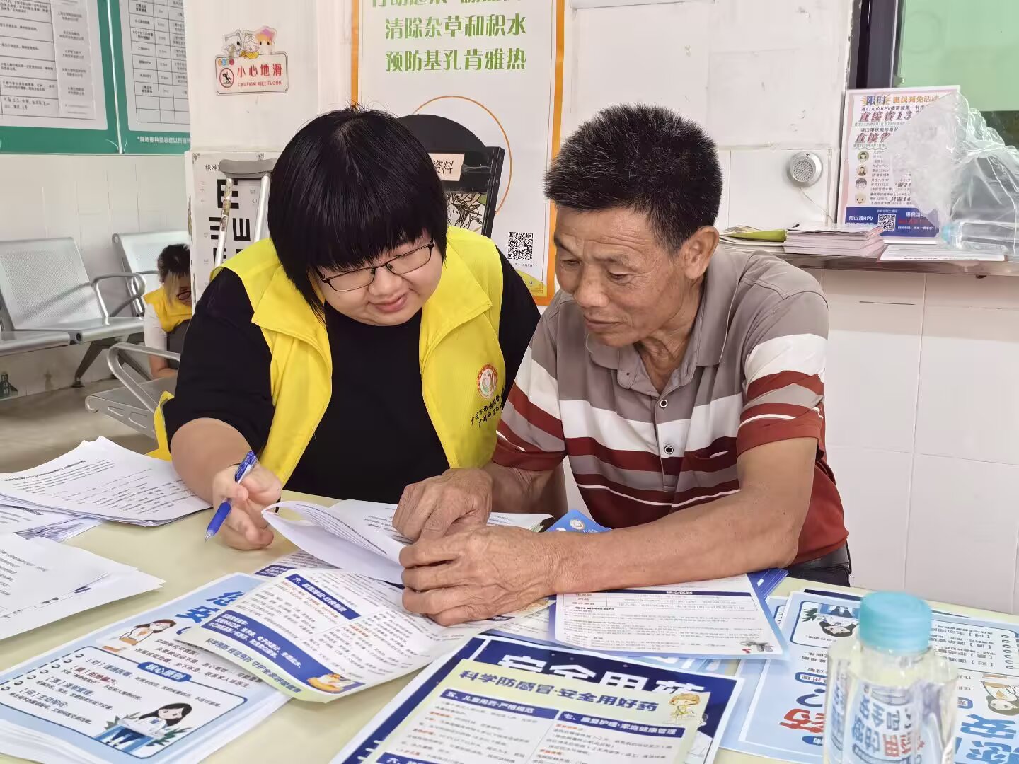 队员为村民科普“两品一械”药品安全知识