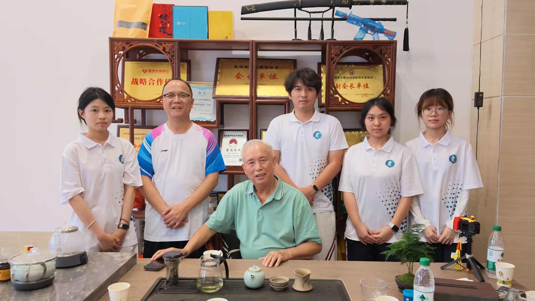 实践队在访谈东北腊味协会会长关治欢后合影