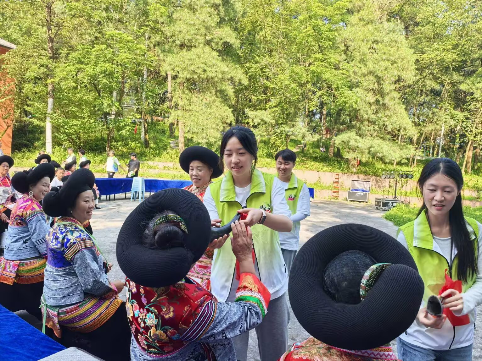 图为队员在马坝村体验苗族传统牛角敬酒礼仪，沉浸式感受淳朴苗族民俗风情。屈小磊供图 ...