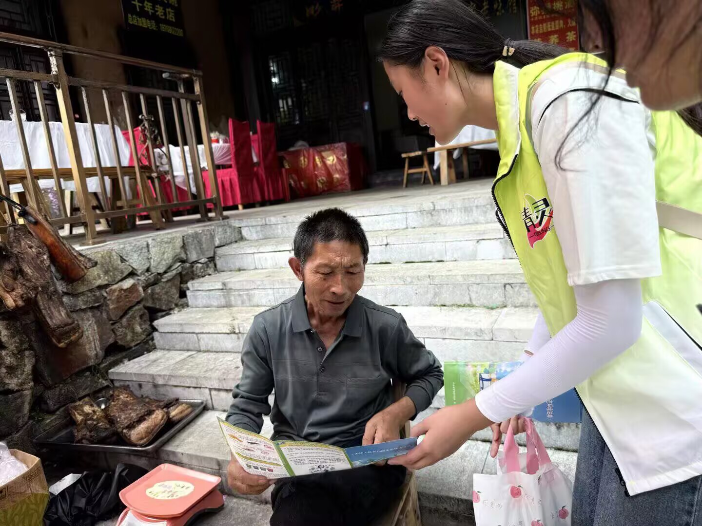 图为队员入户开展调研采访，面向村民开展生态普法宣传。万妍供图