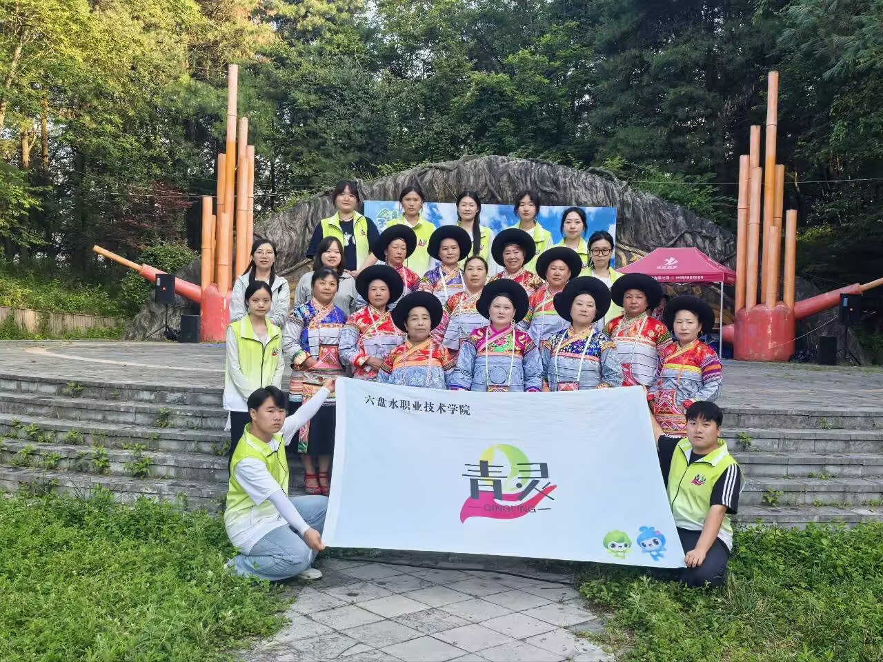 图为青灵小队队员与斜梳苗村民代表合影，青年学子走进民族村寨，共探藏在民俗里的生态智慧。屈小磊供图 ...