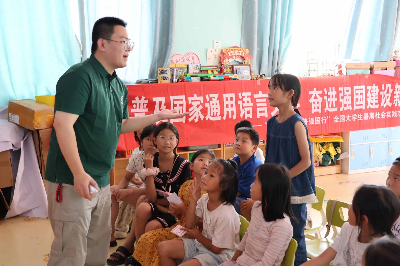 图为孩子正在回应老师的提问.jpg