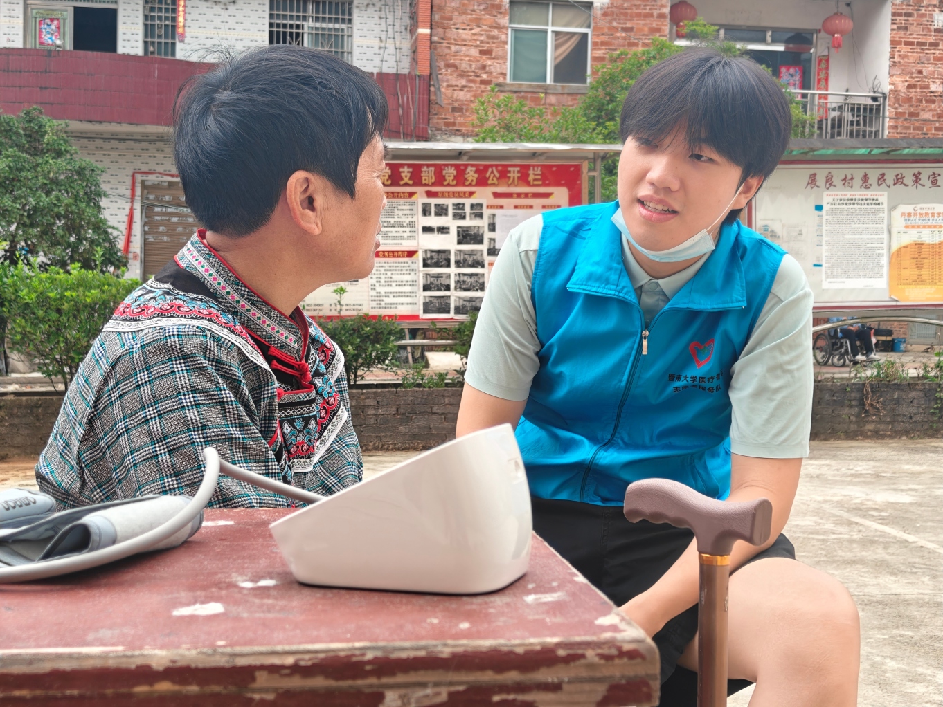 图为团队成员向当地居民了解普通话使用情况.jpg